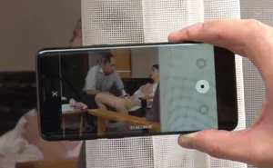 Người yêu của con trai gian díu với bố chồng yêu bị gã quản lý khu phố phát hiện